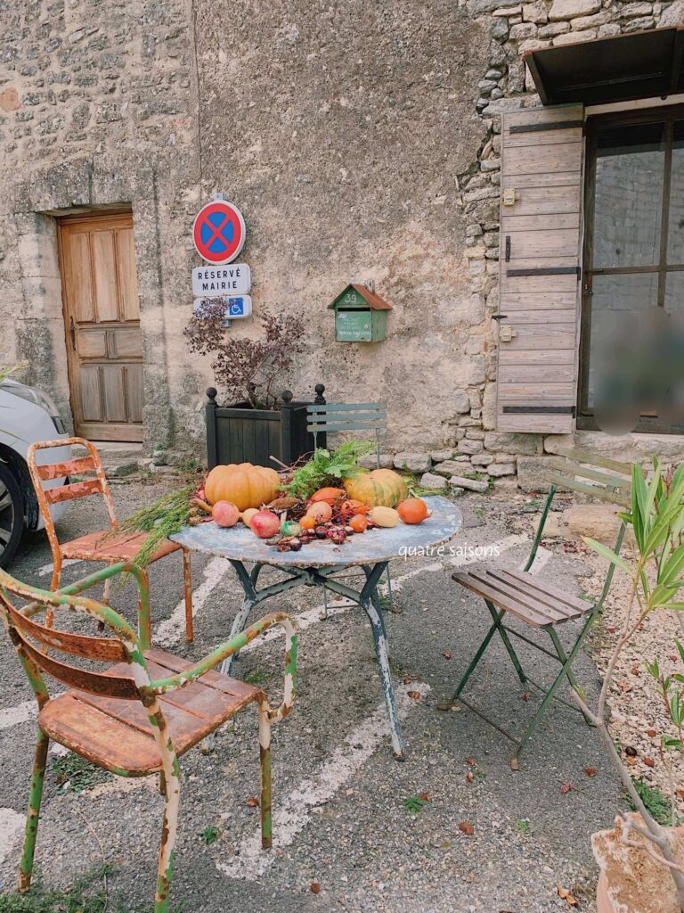 南フランスの村、セニョンの秋