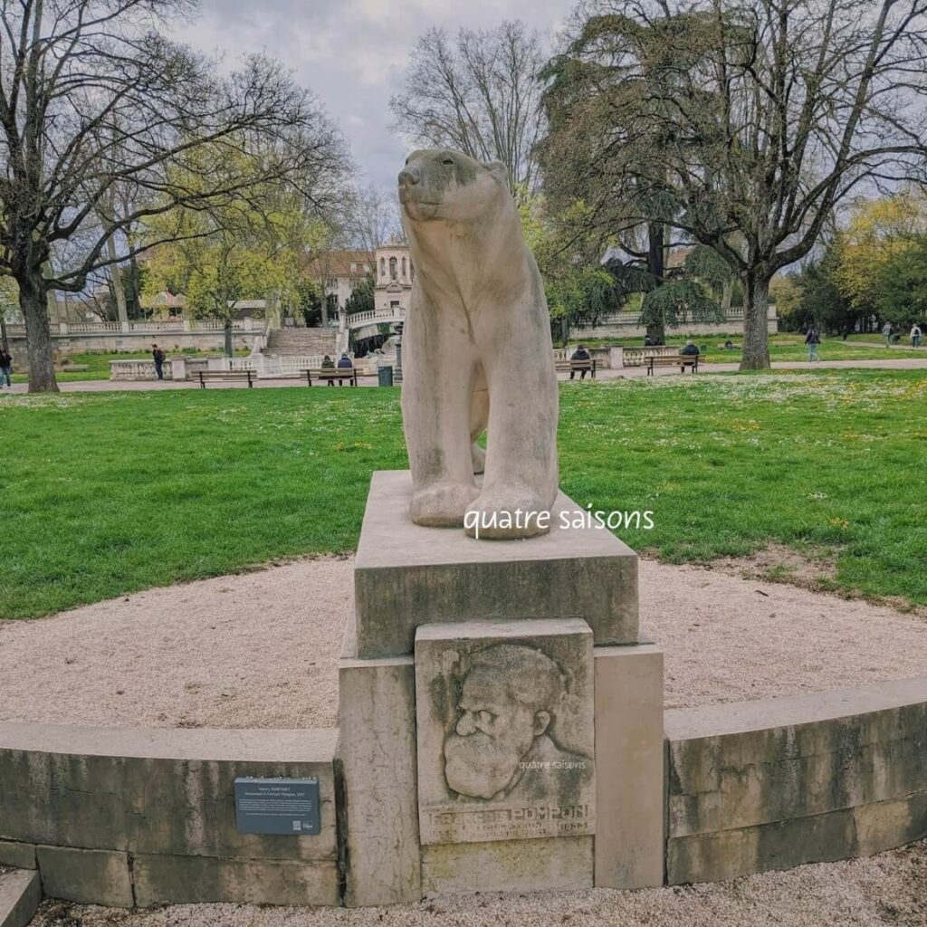 ディジョンのダルシ公園（Parc et Jardin Darcy）内にある、シロクマの銅像