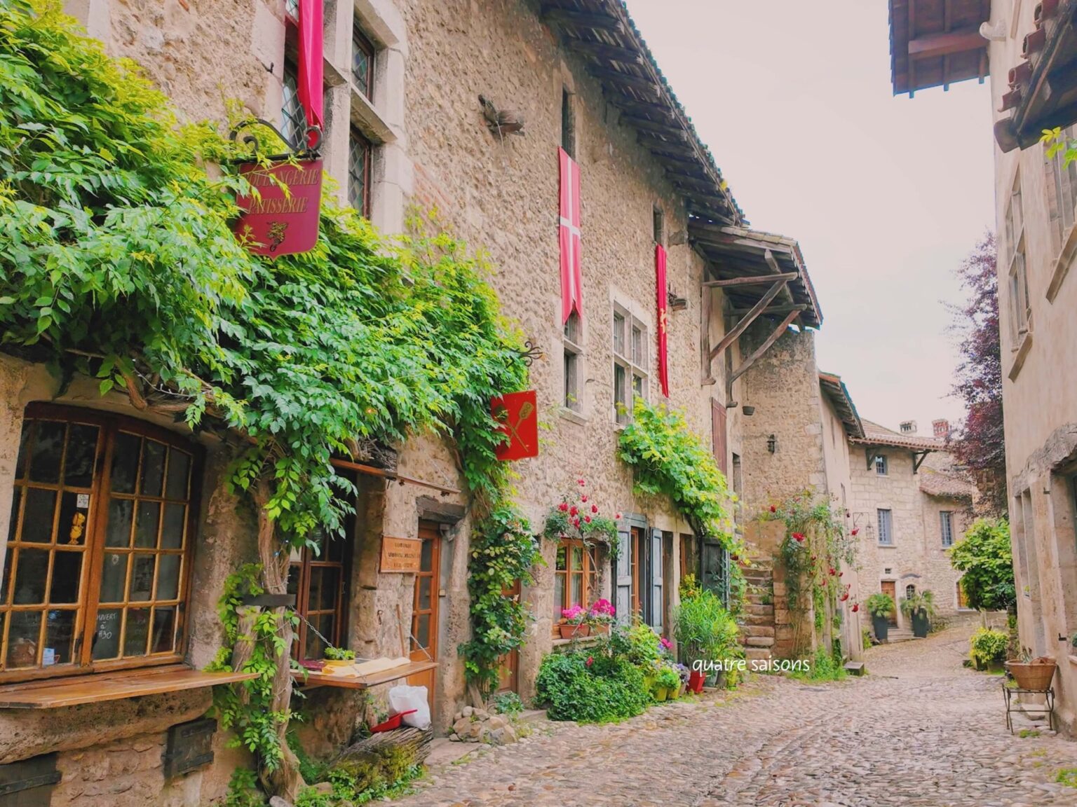 ペルージュ(Pérouges ) リヨンから電車で行けるフランスの最も美しい村のひとつ！オススメ観光場所やレストランも紹介♪ - カトル・セゾン