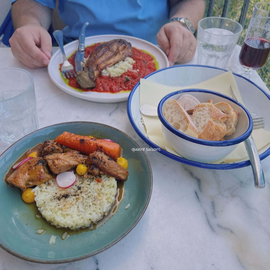 南フランスの村、ヴナスクにあるカフェレストラン、Le petit chose