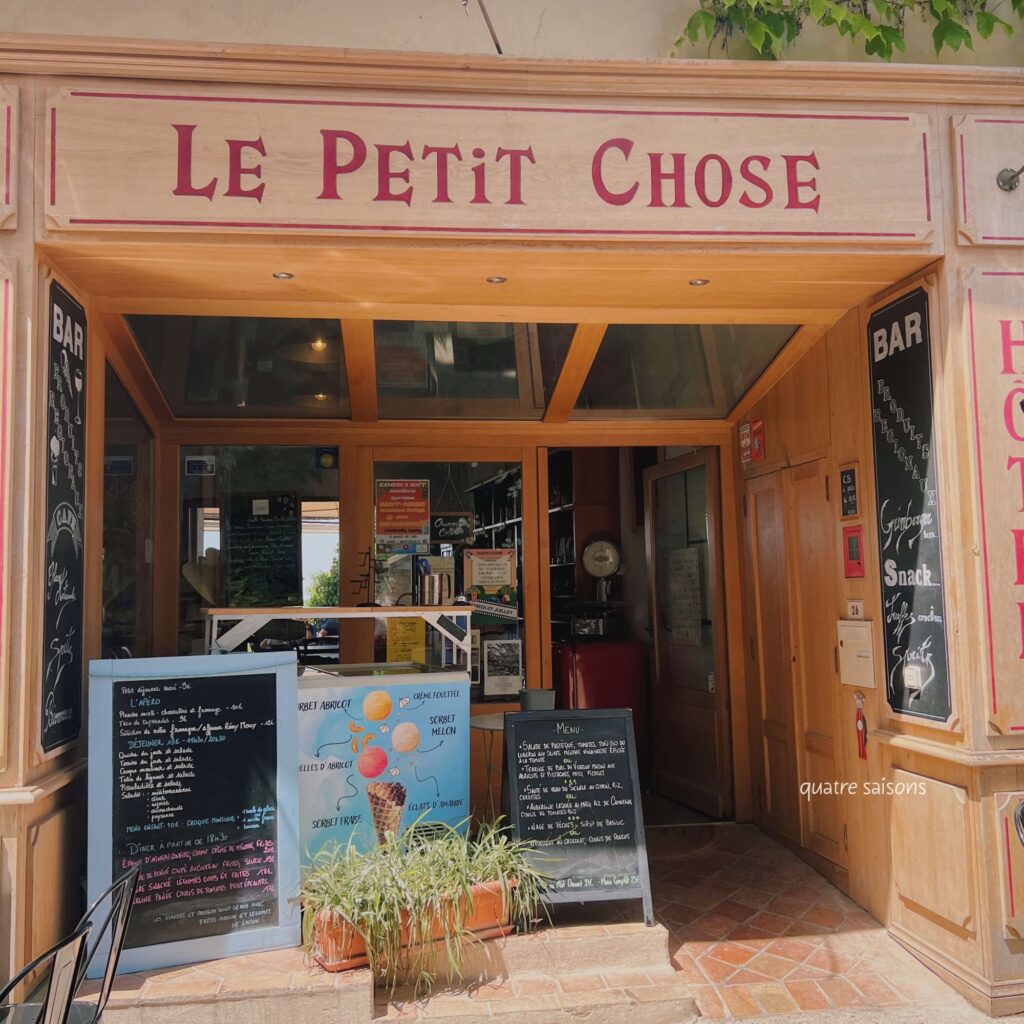 南フランスの村、ヴナスクにあるカフェレストラン、Le petit chose