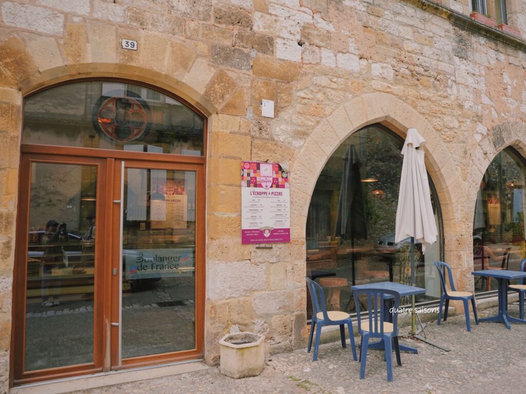 モンパジエのカフェ休憩もできるパン屋さん、Boulangerie du Chapitre。