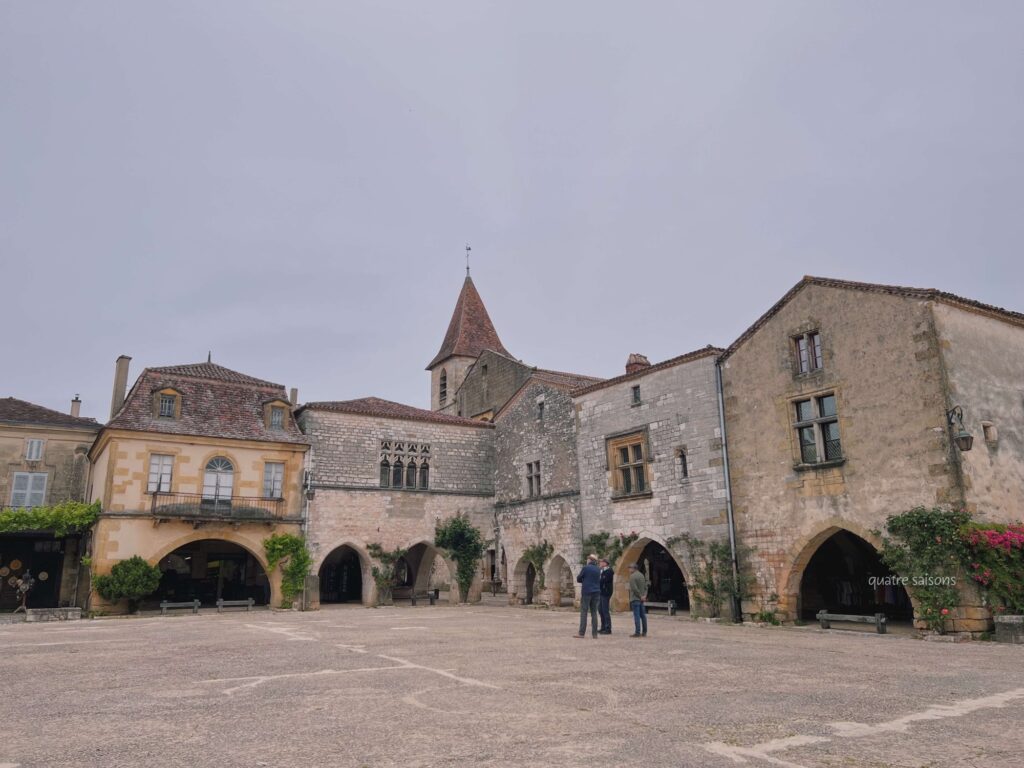 フランス南西部の美しい村、モンパジエのコルニエール広場