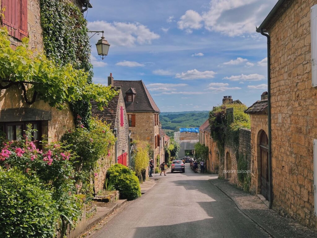 フランス南西部の村、ドンムにあるPorte de la Combe