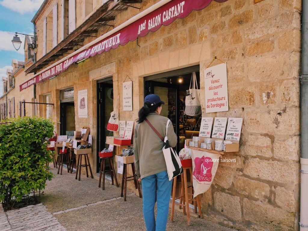 フランス南西部の村、ドンムにあるお土産やさん。