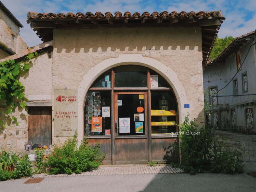 南西フランスの美しい村、サランの本屋さんとカフェ、Books and You