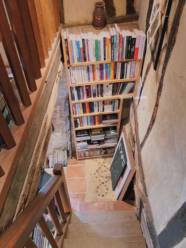 南西フランスの美しい村、サランの本屋さんとカフェ、Books and You