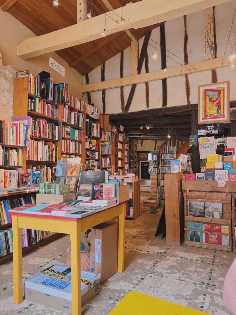 南西フランスの美しい村、サランの本屋さんとカフェ、Books and You