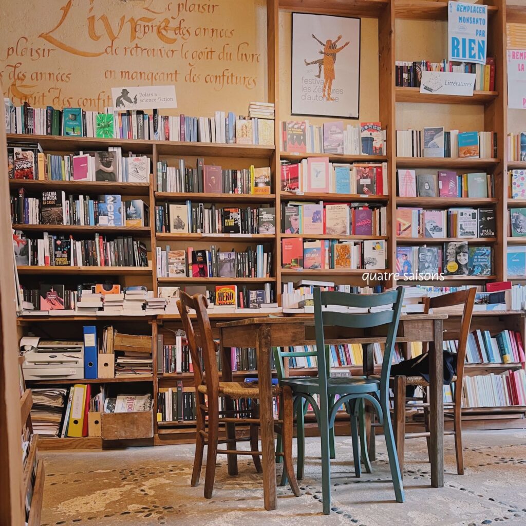 南西フランスの美しい村、サランの本屋さんとカフェ、Books and You