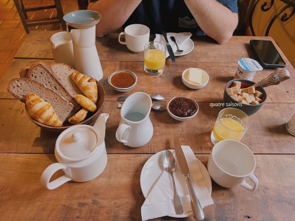 サン・シル・ラポピーのホテルAuberge du Sombralの朝食