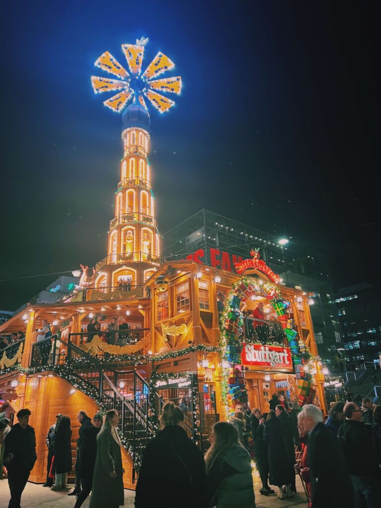 シュロス広場(Schlossplatz)で行われるシュトゥットガルトのクリスマスマーケット