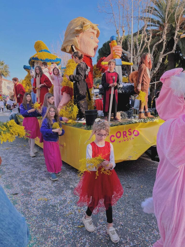 フランス・サントマキシム（Sainte-Maxime）のミモザ祭りのカーニバル