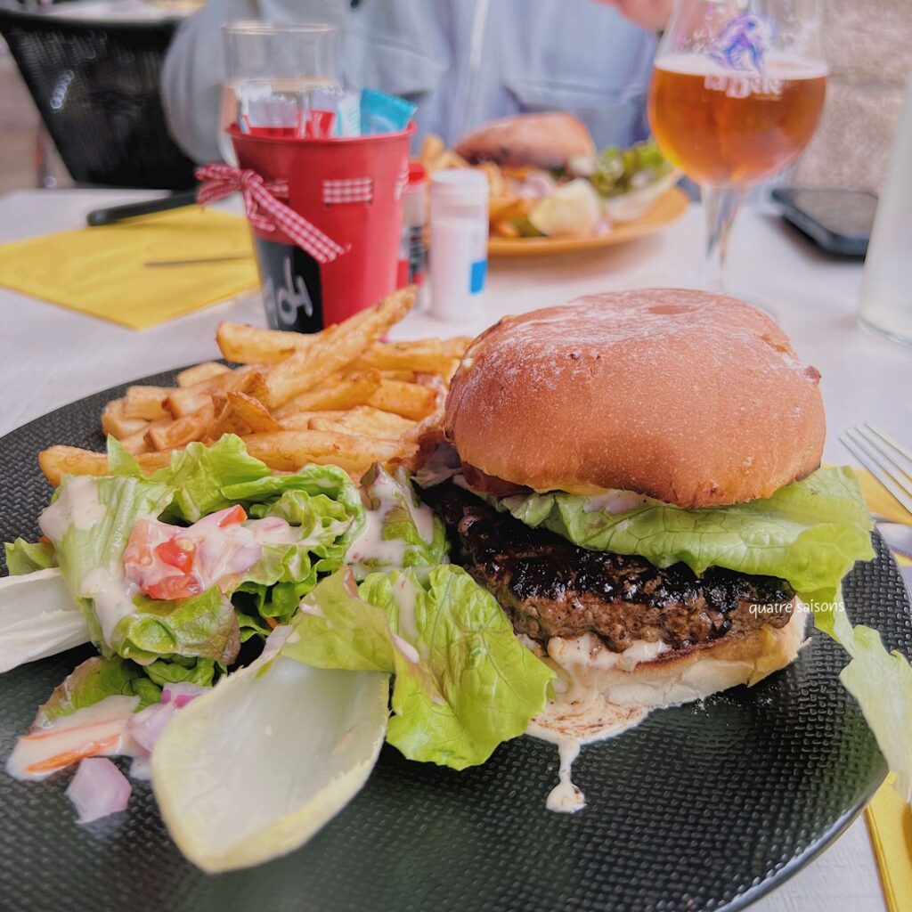 ヴィルヌーヴダヴェロンでランチを食べたレストラン、Brasserie les Arcades