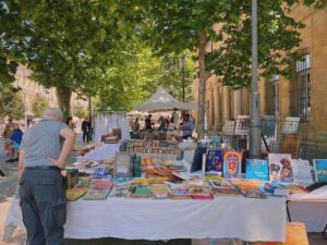 南フランスのエクスアンプロヴァンスで月に1度行われている蚤の市