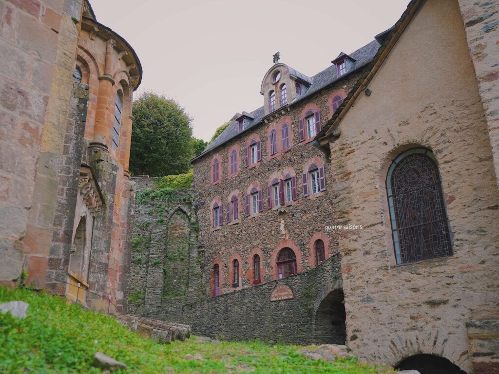 コンクのホステル、Abbaye Ste Foy communauté des Prémontrés