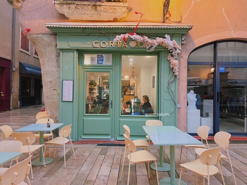 フランス南西部の街、ナルボンヌを歩いている時に見つけたカフェ、Cortado。