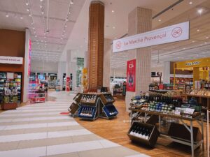 南フランス、マルセイユプロヴァンス空港のターミナル１の免税店