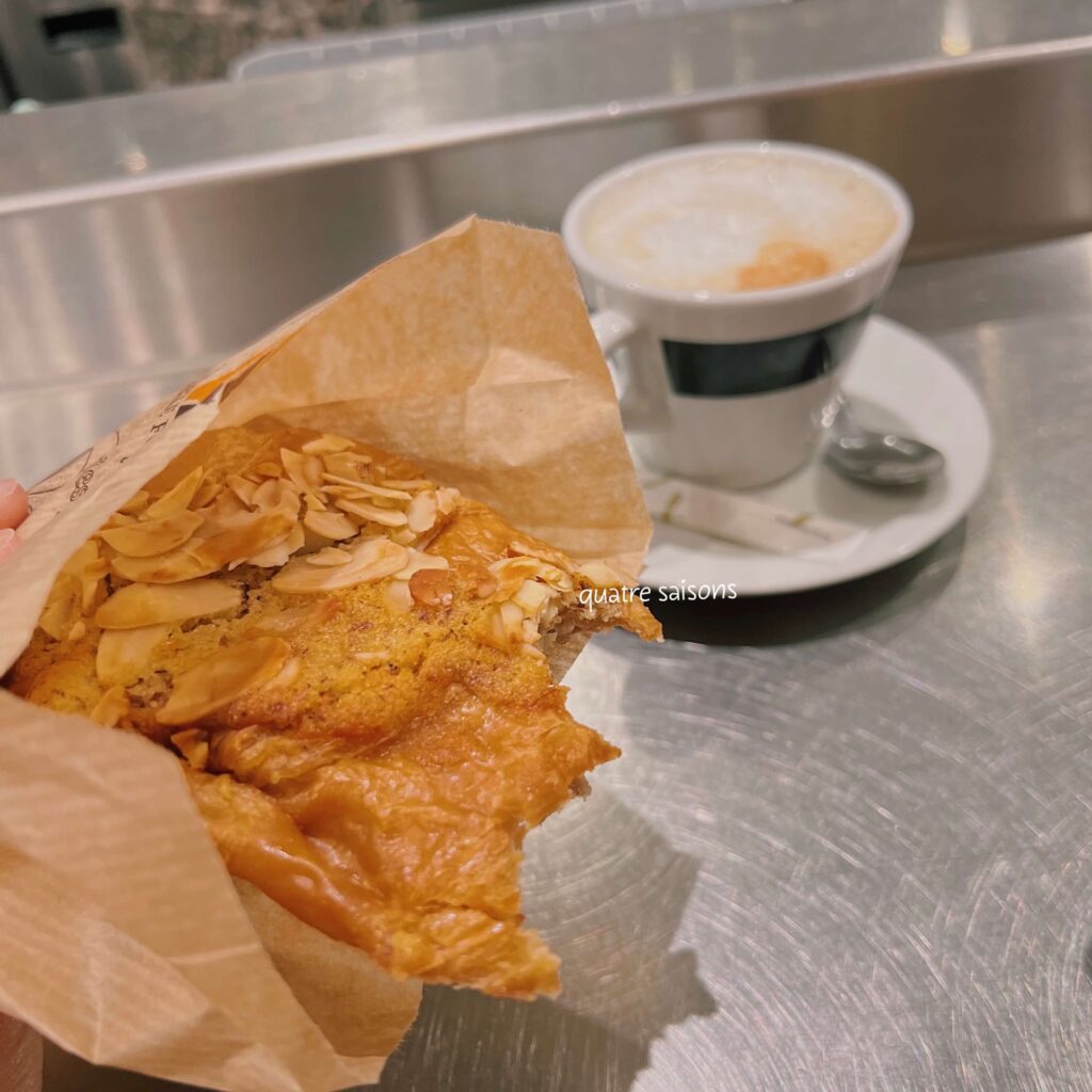 フランス南西部、ナルボンヌの屋内マーケット（Les Halles de Narbonne）