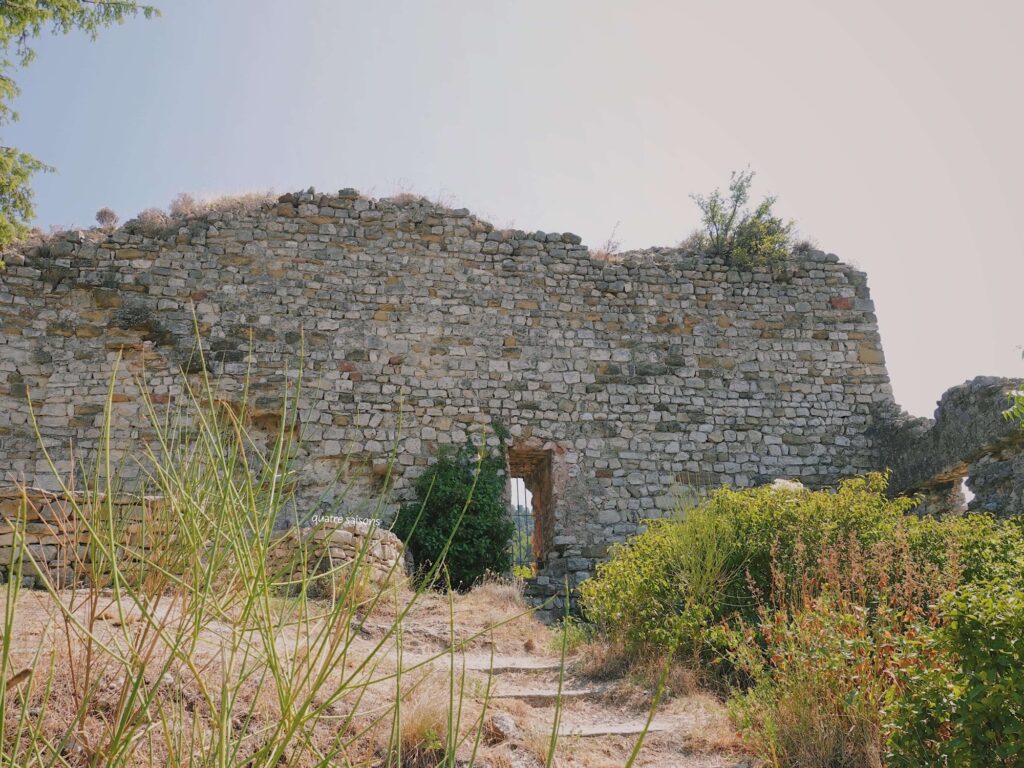 南フランスのワインの村、中世の時代にできた城壁