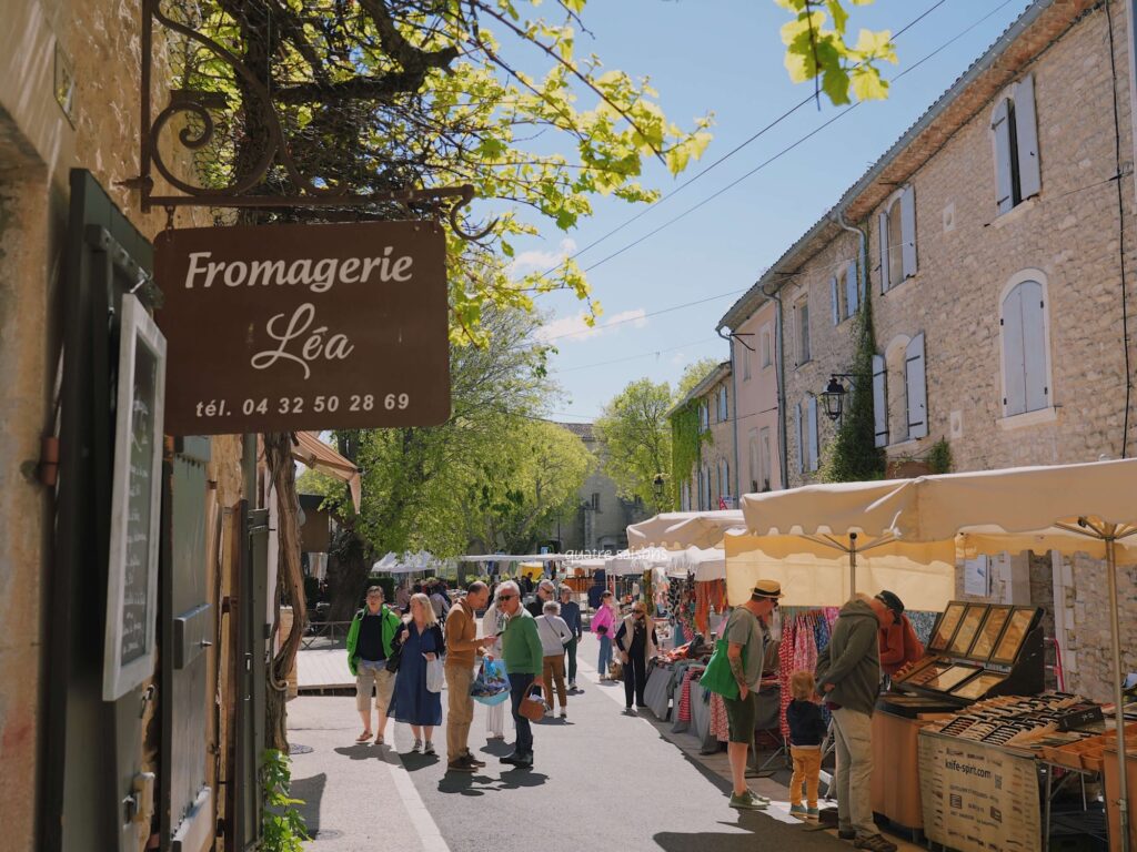 南フランスの村、グルトのマルシェ（朝市）