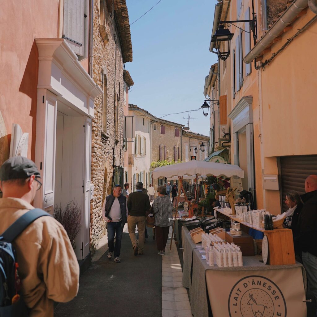 南フランスの村、グルトのマルシェ（朝市）
