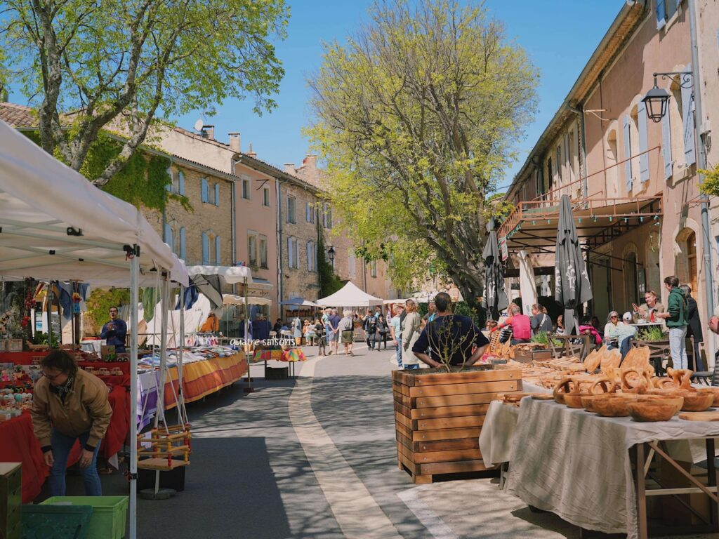 南フランスの村、グルトのマルシェ（朝市）