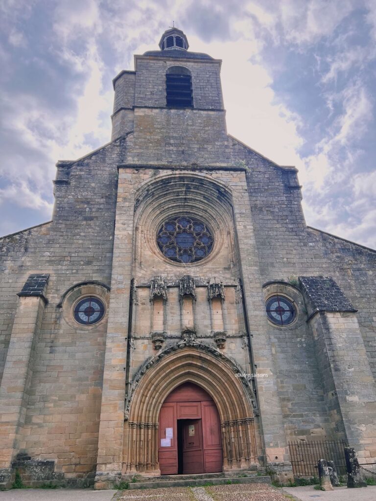 フランス南西部の街、フィジャックのノートルダム・デュ・ピュイ教会(Église catholique Notre-Dame-du-Puy à Figeac)