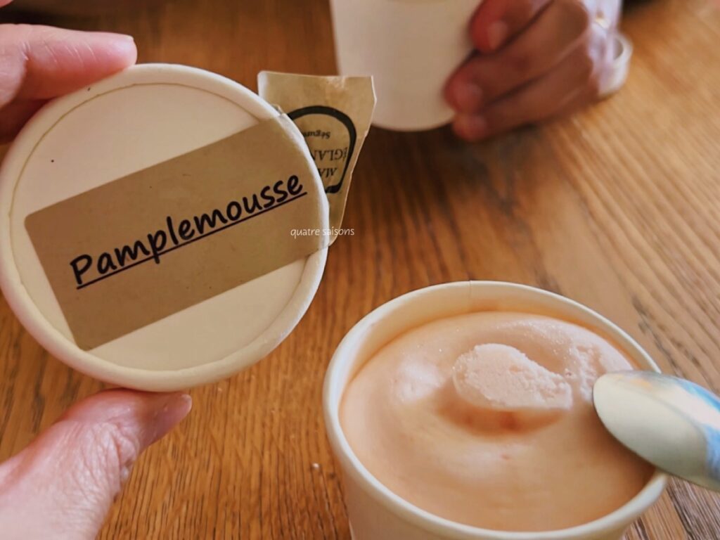 南フランスの村、セギュレにあるサロンドテ（喫茶店）、Salon de Thé Eglantine