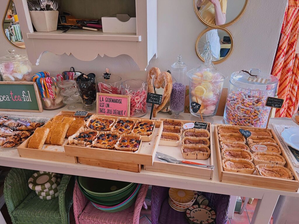 南フランスの村、セギュレにあるサロンドテ（喫茶店）、Salon de Thé Eglantine