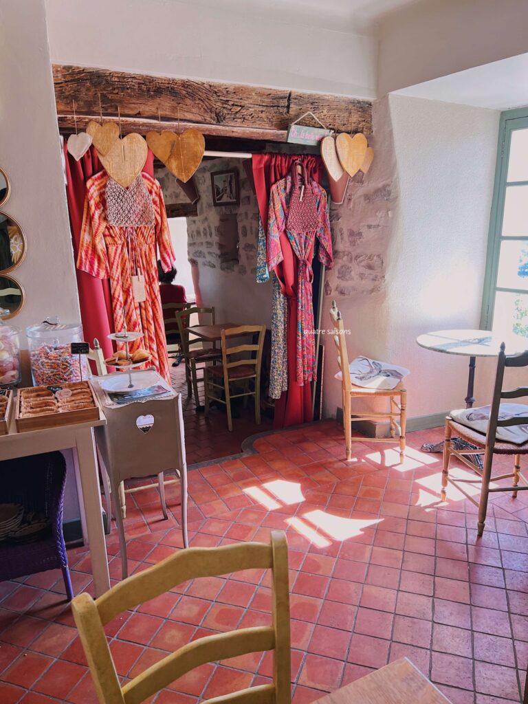南フランスの村、セギュレにあるサロンドテ（喫茶店）、Salon de Thé Eglantine