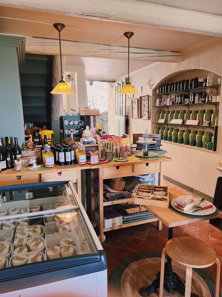 南フランスの村、セギュレにあるサロンドテ（喫茶店）、Salon de Thé Eglantine