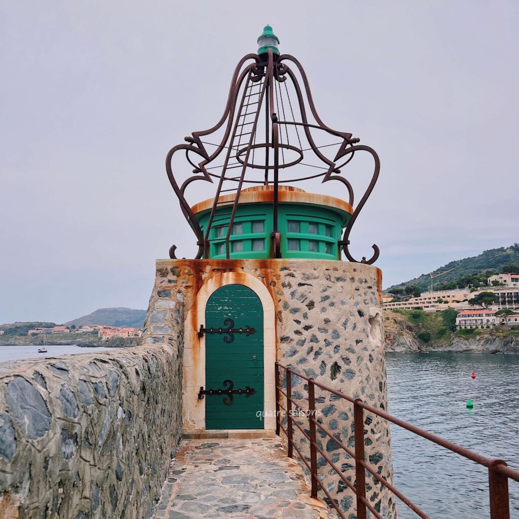 フランス南西部の街、コリウールの緑の灯台（Le phare vert ）
