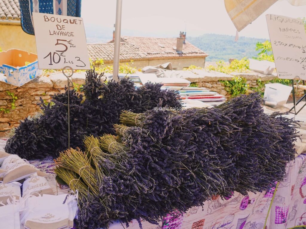 南フランスの村、ゴルドのマルシェ