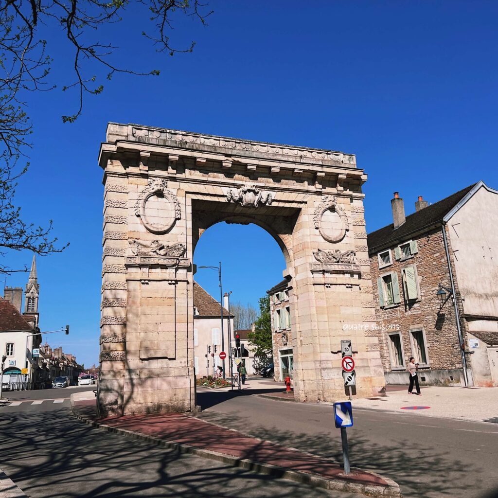 ワインで有名な街、ボーヌのサンニコラ門(Porte Saint-Nicolas)