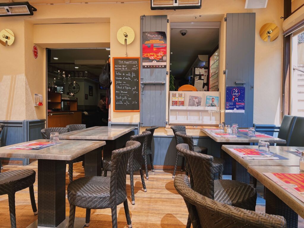 南フランスの村、グリモーのレストラン、Café Le Clem's Restaurant