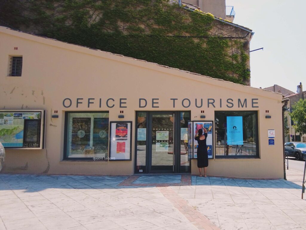 南フランスの村、グリモーにある観光案内所