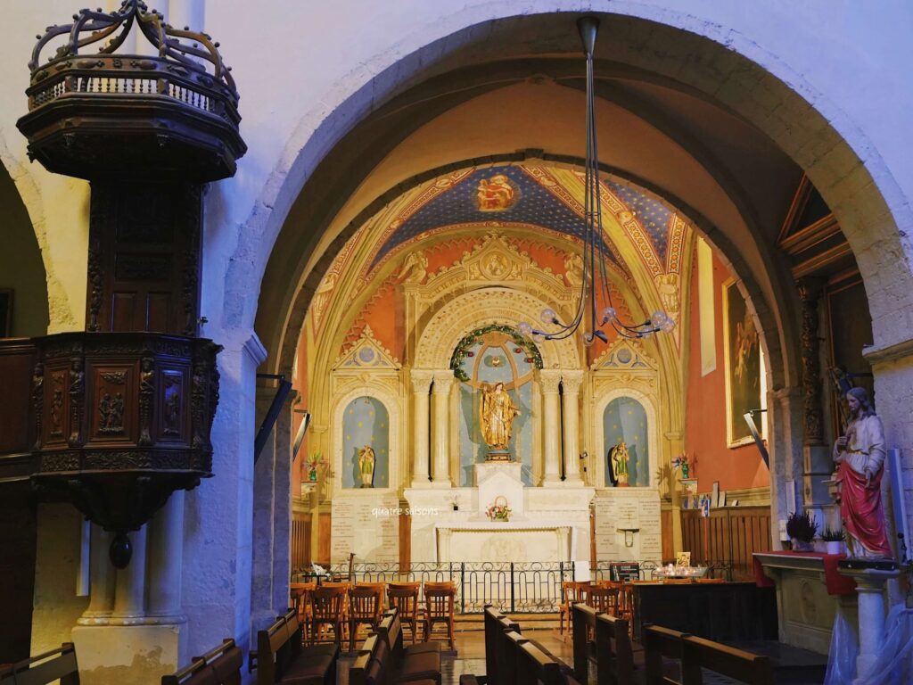 南フランスの村、ヴァレンソールのサンブレーズ教会（Église Saint-Blaise de Valensole）