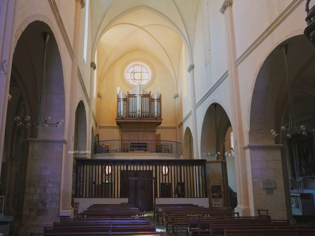 南フランスの村、ヴァレンソールのサンブレーズ教会（Église Saint-Blaise de Valensole）