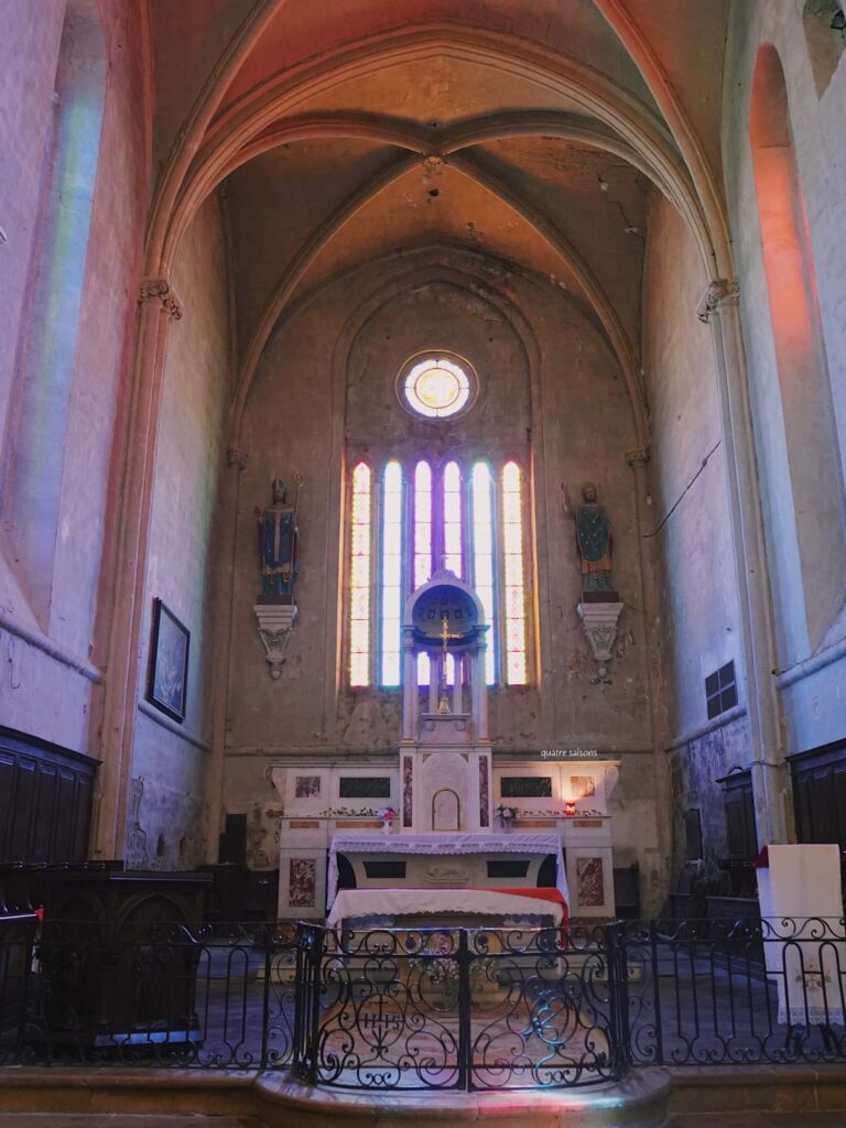 南フランスの村、ヴァレンソールのサンブレーズ教会（Église Saint-Blaise de Valensole）