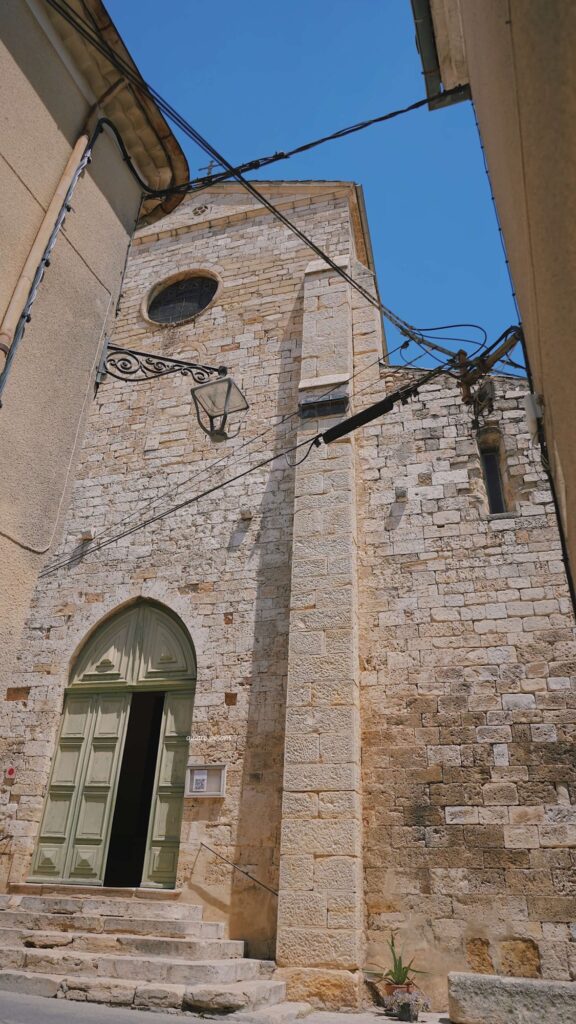 南フランスの村、ヴァレンソールのサンブレーズ教会（Église Saint-Blaise de Valensole）