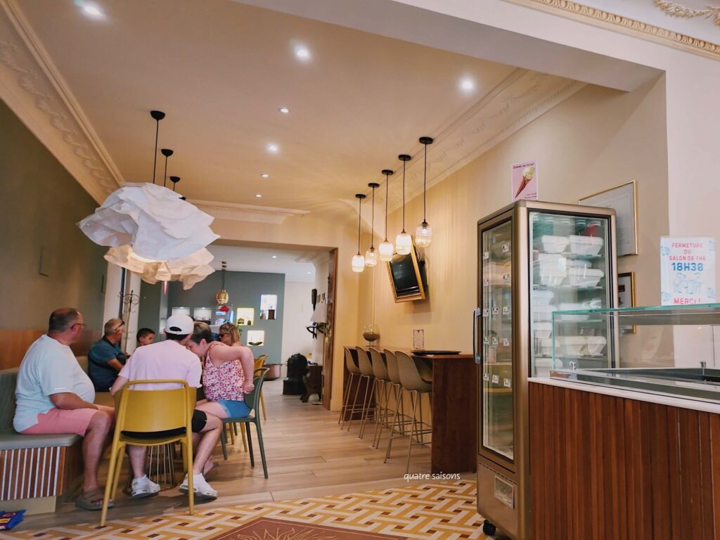 南フランスの村、ソーにある、アンドレボワイエの喫茶店