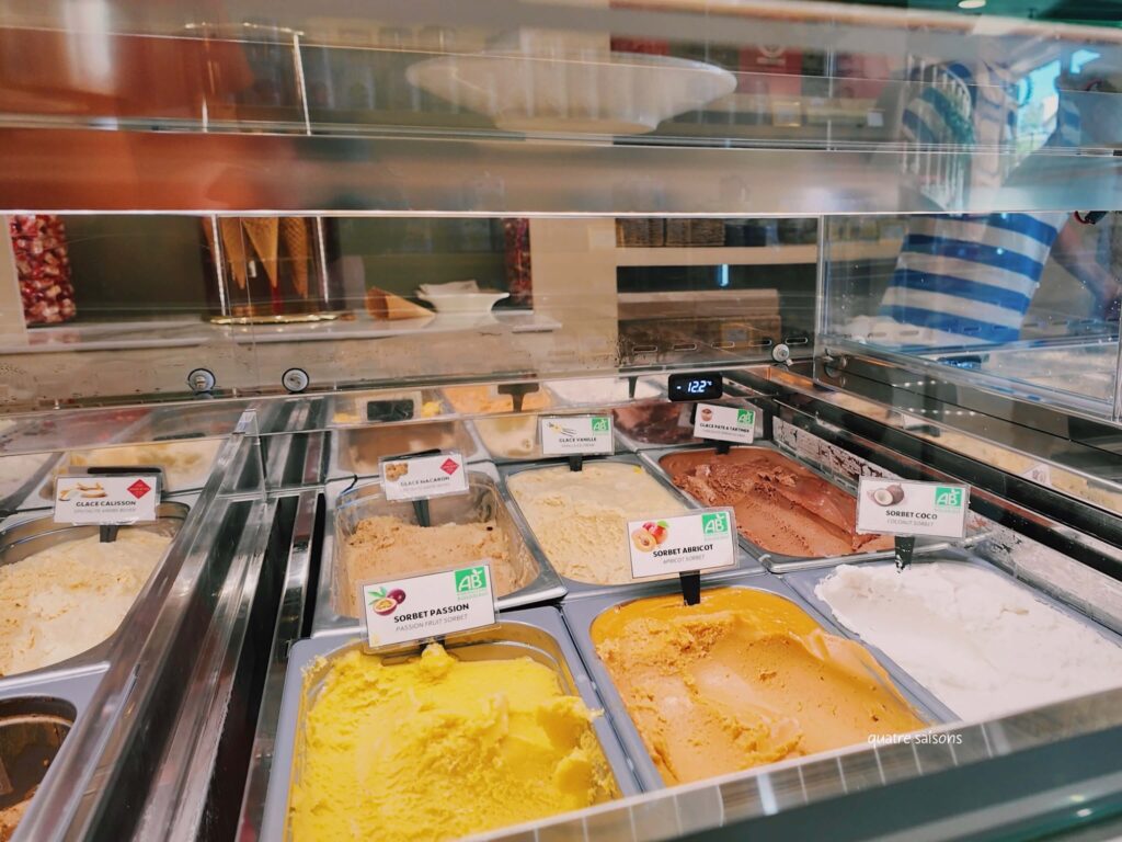 南フランスの村、ソーにある、アンドレボワイエの喫茶店