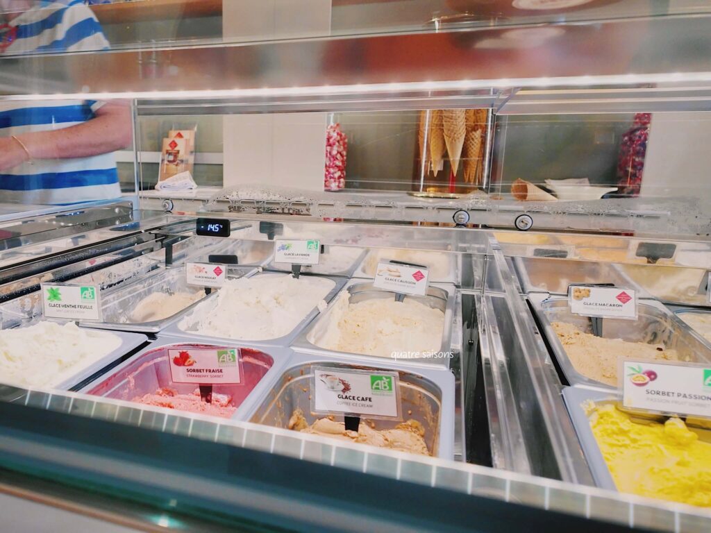 南フランスの村、ソーにある、アンドレボワイエの喫茶店