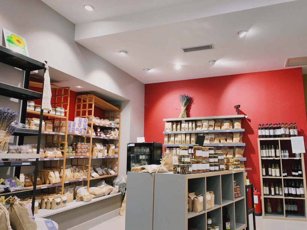南フランスの村、ソーにあるラベンダー生産者さんのお店、La Maison des Producteurs