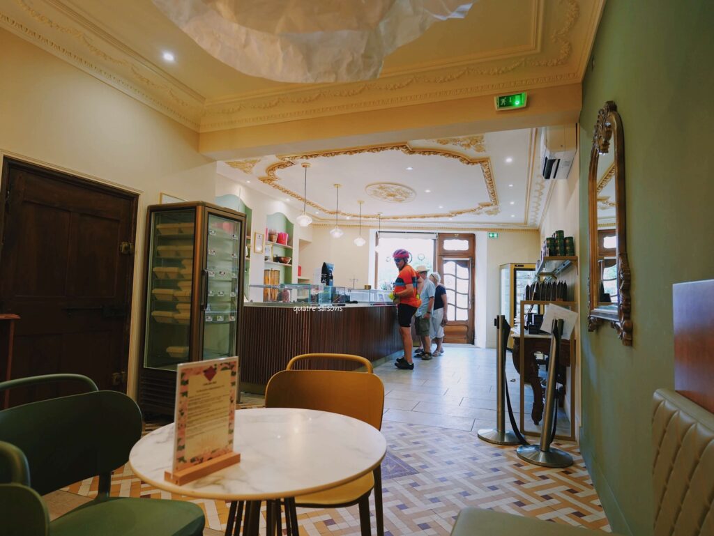 南フランスの村、ソーにある、アンドレボワイエの喫茶店