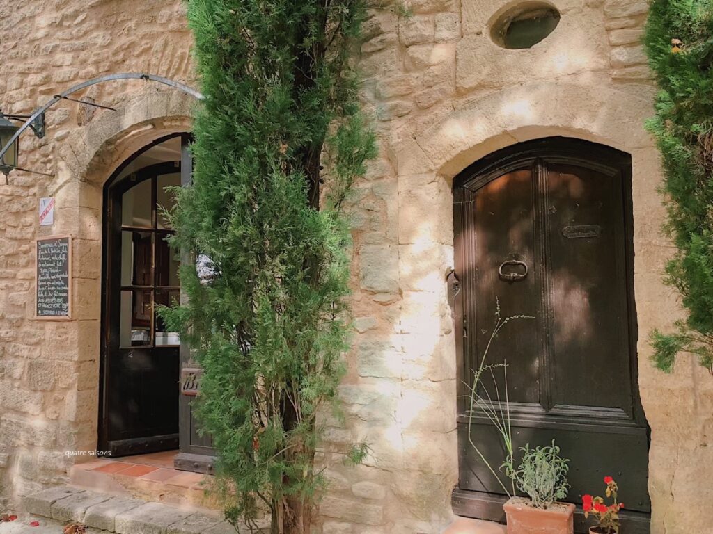 南フランスの村、セニョンで休憩時に利用したレストラン兼ホテル・Auberge du Presbytere