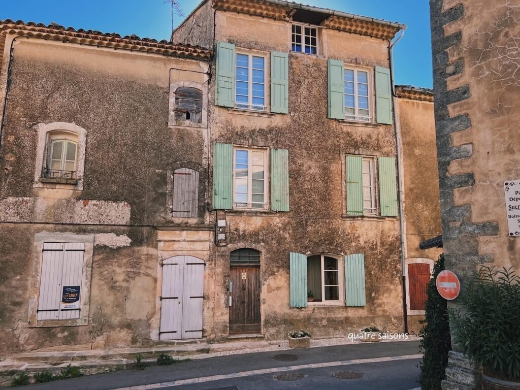 南フランスの村、セニョンで見かけて素敵なお家