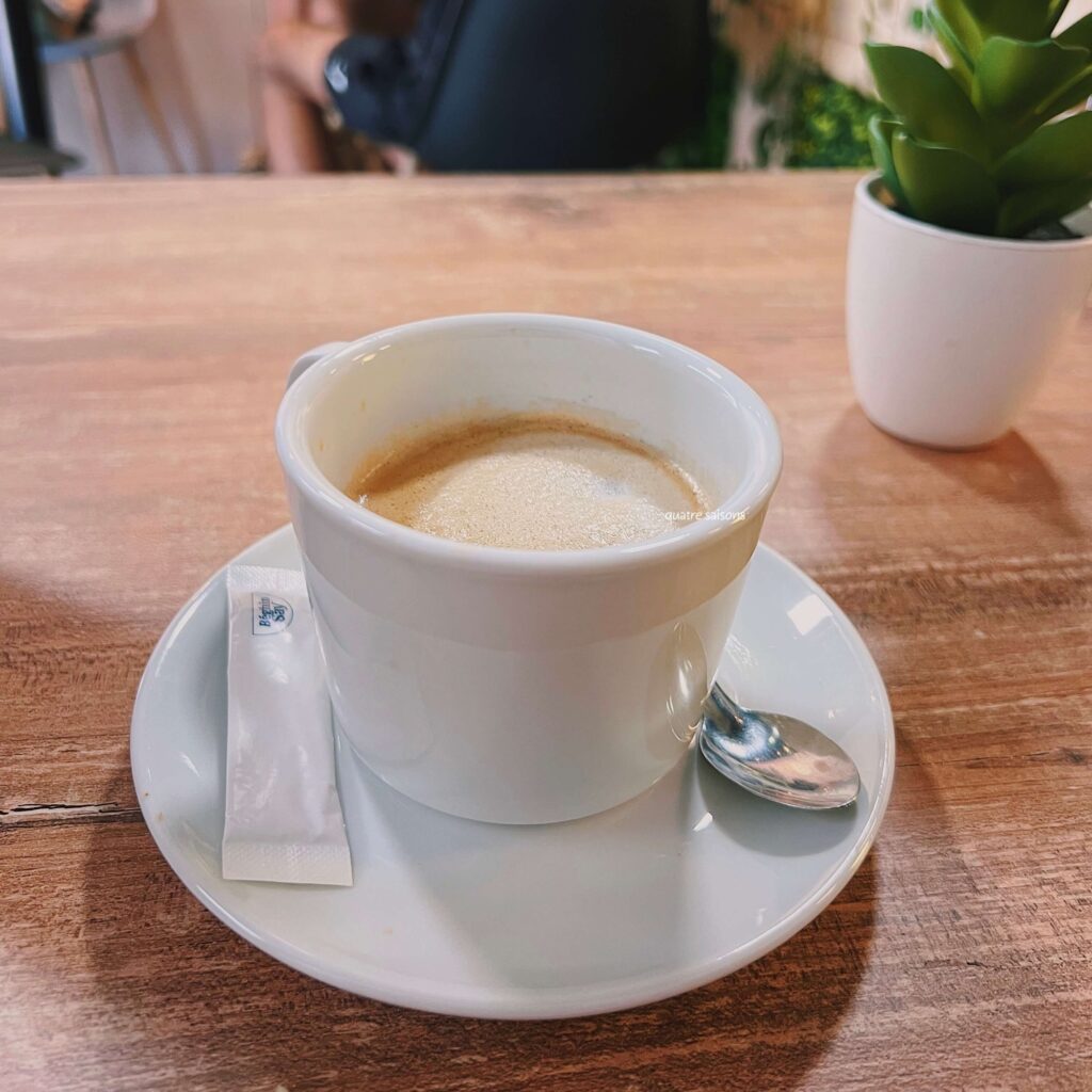 フランス南西部、コリウールのカフェLa Mie Dorée et Sweet and Tasty brunch