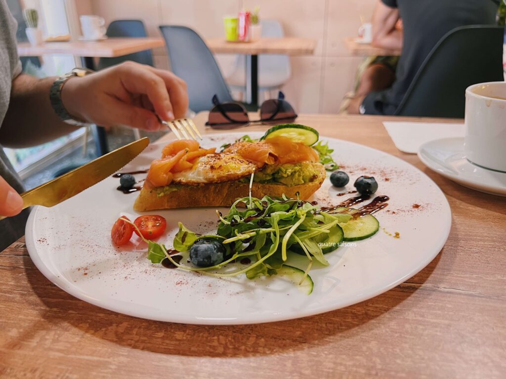 フランス南西部、コリウールのカフェLa Mie Dorée et Sweet and Tasty brunch
