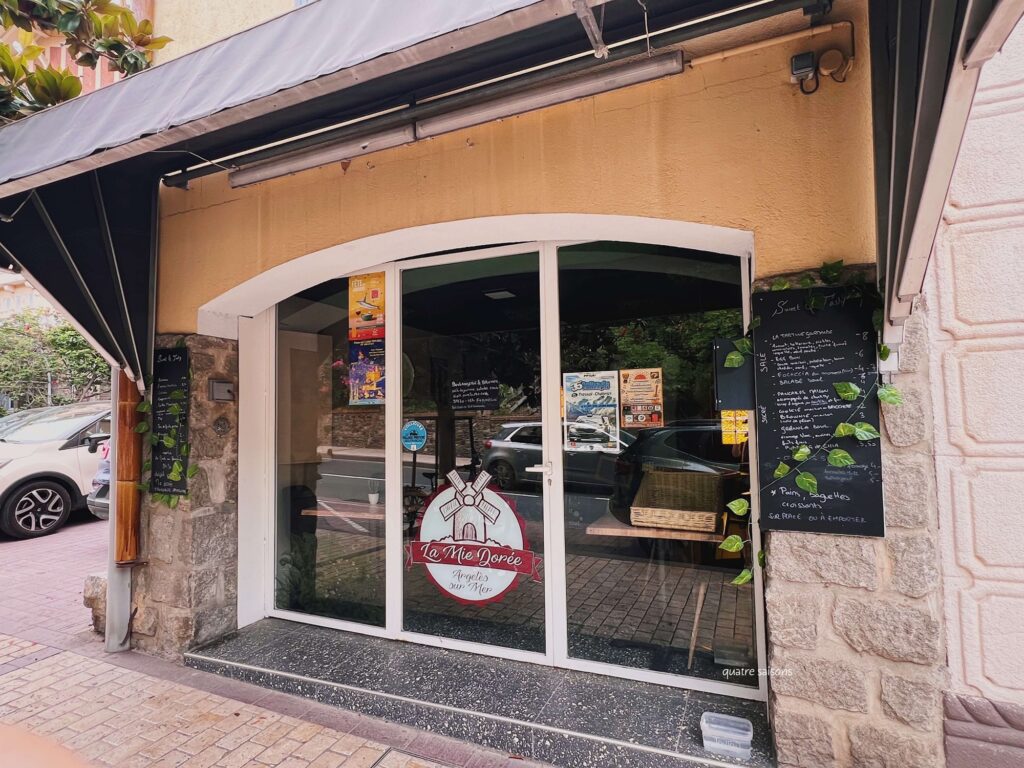 フランス南西部、コリウールのカフェLa Mie Dorée et Sweet and Tasty brunch